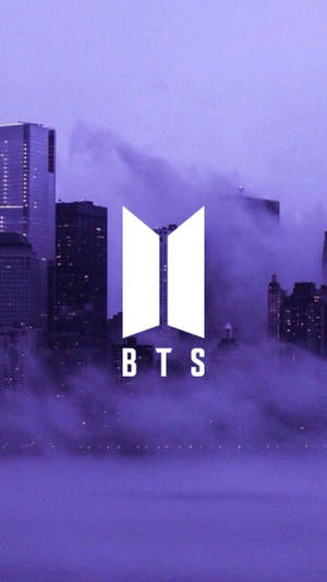 BTS標誌在霧氣瀰漫的紫色城市天際線上方。