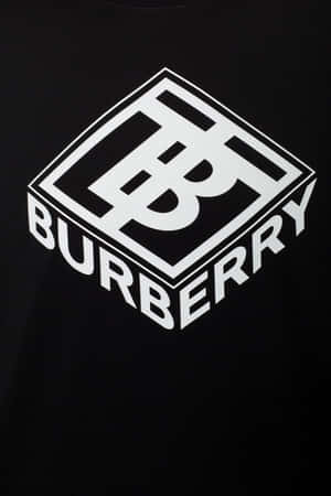 帶有白色Burberry標誌印花的黑色T恤。