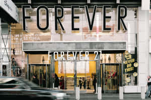Forever 21商店入口，玻璃門及繁忙行人路上的行人。