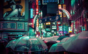 霓虹燈照亮東京夜晚街道，人們在雨中撐傘。 — 寒冷 壁紙