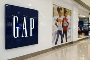 購物中心內的GAP零售店入口，展示兒童服裝