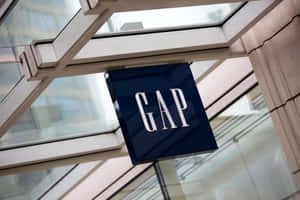 GAP商店招牌懸掛在現代建築的玻璃簷篷下