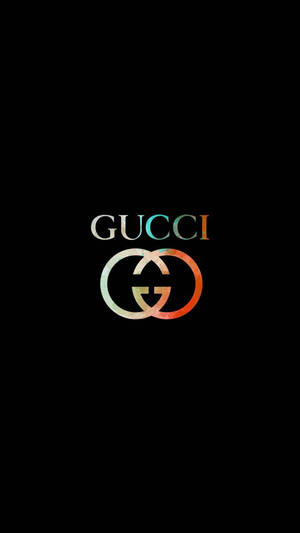 Gucci 標誌以漸變顏色在黑色背景上。