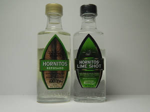 白色表面上兩瓶Hornitos龍舌蘭酒，一瓶是reposado，一瓶是青檸shot。