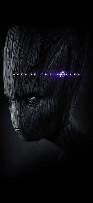 格魯特在黑暗背景中，眼睛發光，帶有「Avengers」文字。 — 復仇者聯盟 壁紙