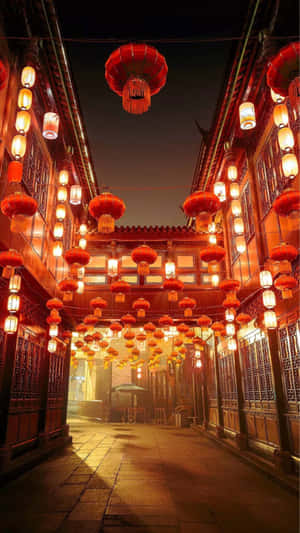 夜晚狹窄的小巷，由懸掛在傳統木建築之間的紅色和白色燈籠照亮。 — iPhone 6 壁紙