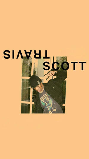Travis Scott 戴住黑色冷帽同外套，靠喺一個有佢個名粗體字嘅窗度。