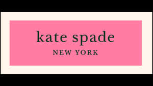 Kate Spade New York 標誌以黑色文字顯示在帶有奶油色邊框的粉紅色矩形上。
