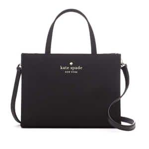黑色kate spade new york手提袋，配有頂部手柄和肩帶。