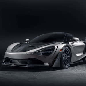 銀色McLaren Senna超級跑車在黑暗的攝影棚環境中帶有碳纖維細節。