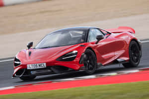紅色McLaren 720S在賽道上疾馳，駕駛員可見。