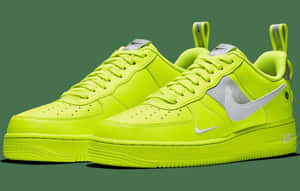 螢光黃色Nike Air Force 1運動鞋，綠色背景上帶有銀色swoosh標誌。