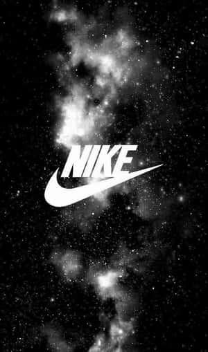 Nike標誌居中於繁星點點的宇宙背景中。
