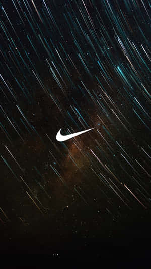 Nike標誌置中於帶有光跡的星空夜空。