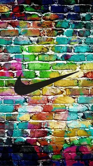 黑色Nike勾號在彩虹色的磚牆上。