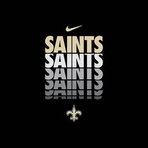 Nike Saints標誌，黑色背景上堆疊的球隊名稱及百合花。