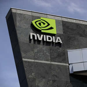 現代建築外牆上的NVIDIA企業標誌，大理石瓷磚和藍天背景。