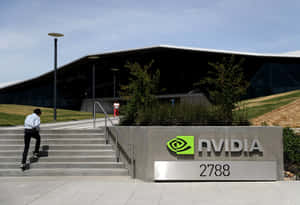 在陽光明媚的日子裡，有人爬上通往NVIDIA總部的階梯。