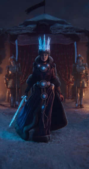 冰女王戴著藍色發光皇冠和盔甲，在雪夜中站在帳篷前，旁邊有守衛。