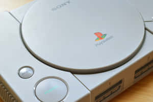 木頭上帶有發光電源按鈕的銀色PlayStation 1主機。