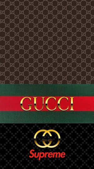 Gucci和Supreme標誌印在帶有字母組合圖案和紅綠條紋的品牌壁紙上。