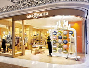 Tory Burch商店，內部有人體模型同色彩繽紛嘅鞋展示。