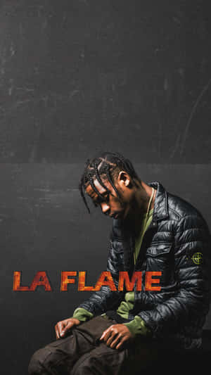 黑色羽絨外套男坐在深色牆壁前，牆上有火焰般的LA FLAME文字。