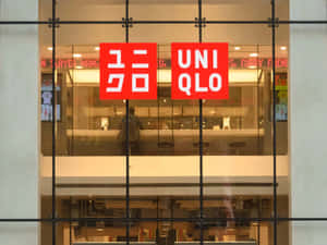 UNIQLO商店正面，玻璃面板和內部可見的紅色品牌。