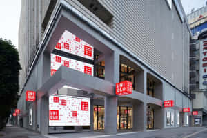 在現代城市環境中，帶有紅白品牌標誌的UNIQLO店舖。