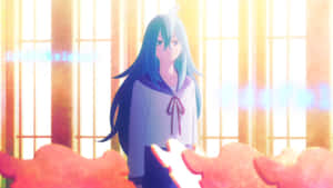 藍髮動漫女孩穿著水手服站在發光的窗戶旁，粉紅色前景。