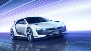 未來感白色Volkswagen Golf GTI Sport概念車在反射表面上，背景為動態模糊。