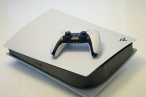 PlayStation 5 主機連控制器放在白色表面上