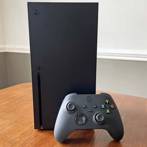 木桌上的 Xbox Series X 主機和手掣。