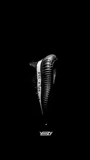 Yeezy Boost 350 運動鞋在黑色背景上的特寫。