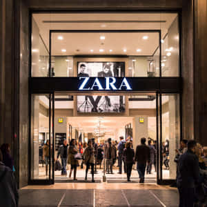 夜晚的Zara店舖入口，購物者進出。