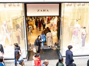 購物者進出Zara服裝店，櫥窗內有人體模型展示。