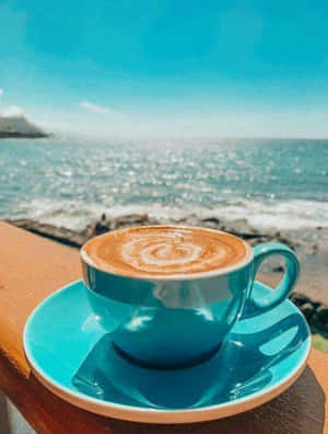 欄杆上的綠松色咖啡杯，海景