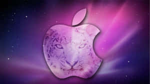 在宇宙紫色星場中帶有光線的雪豹臉Apple標誌。