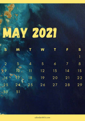 2021年5月日曆，黃色文字在抽象藍色和金色背景上。