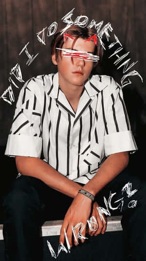 穿著條紋襯衫的年輕男子，眼睛被塗鴉遮蓋，周圍有塗鴉文字。