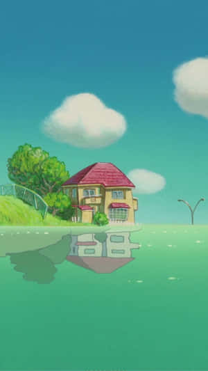黃色房子紅色屋頂倒映在平靜的綠色水面，藍天白雲下