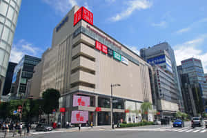 東京一座現代化的 Uniqlo 建築，在晴朗的日子裡有行人和汽車。