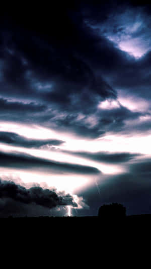 戲劇性的暴風雨雲，閃電劃過黑暗的景觀。