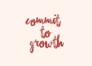 在米色背景上以紅色手寫風格書寫的勵志文字 commit to growth。 — 勵志桌面 壁紙