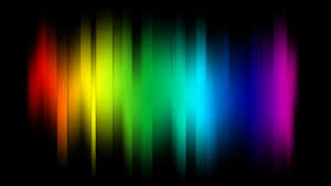 在深色背景上發光的鮮豔垂直彩虹光條。