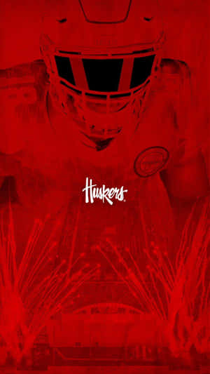 身穿紅色球衣和頭盔的足球運動員，紅色體育場背景上有 'Huskers' 文字。