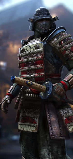 身穿精細鎧甲的武士在黃昏的森林中手持武士刀。