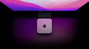 彩色漸變屏幕下的銀色 Apple Mac mini 電腦。