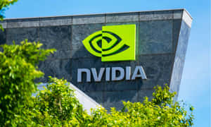 NVIDIA 企業建築，帶有綠色標誌和前景樹木