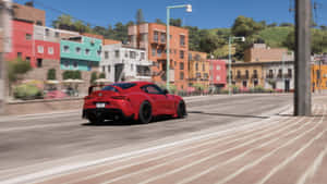 紅色跑車在色彩繽紛的城市街道上飛馳，陽光明媚